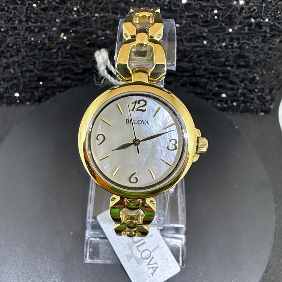 Women's NWT Bulova w/Mother-of-Pearl Face & Gold Bezel w/Gold Chain Bracelet - Picture 1 of 5